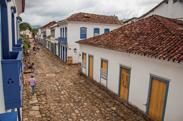 İnsanlar taş kaldırım ve eski evleri ile sokakta görünümünü Paraty bulutlu gün
