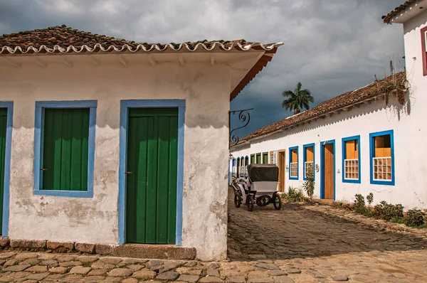 View of shops in old houses, carriage and cobblestone in Paraty — Stock Photo, Image