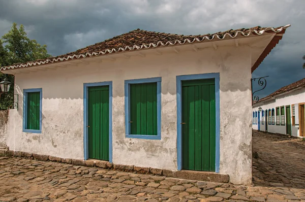 Übersicht über altes Haus und Gasse mit Kopfsteinpflaster am bewölkten Tag in Paraty — Stockfoto