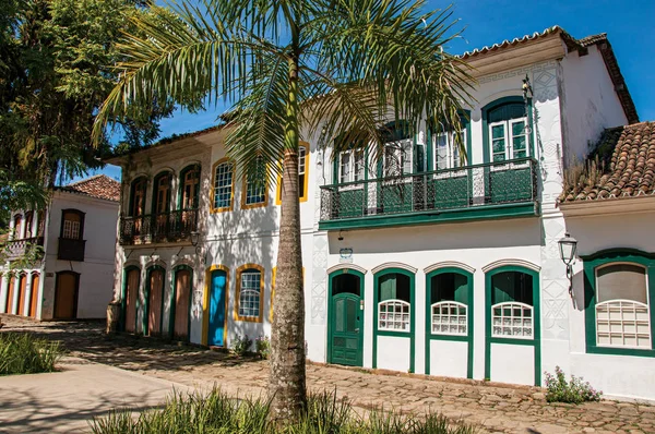 旧的彩色的房子、 棕榈树和鹅卵石在帕拉 — 图库照片