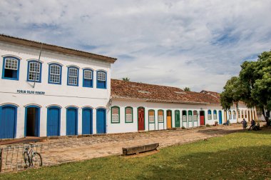 Arnavut kaldırımlı sokak eski evleri ve büyük ağaç Paraty içinde genel bakış