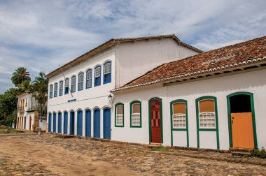 Arnavut kaldırımlı Paraty mavi bulutlu gökyüzü altında eski evlerin sokak genel bakış