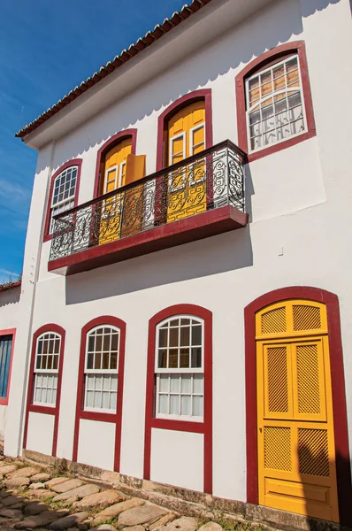 Fassadenansicht eines alten farbigen Hauses mit Balkon und Kopfsteinpflaster in Paraty — Stockfoto