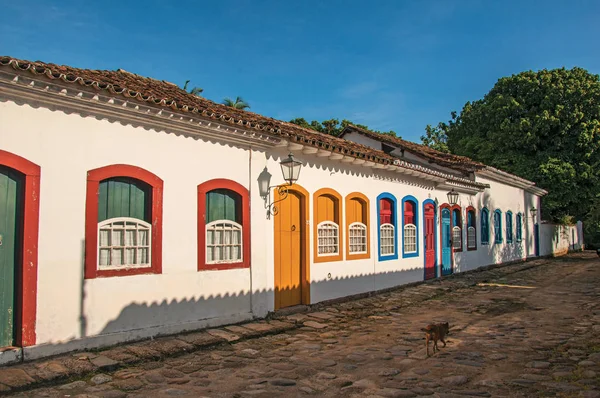 Cobblestone street with old houses under blue sunny sky in Paraty — Stock Photo, Image