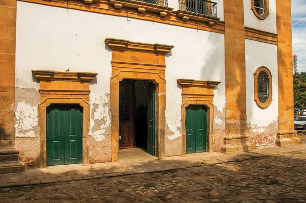 Widok starych kolorowe drzwiami kościoła i brukowanych ulic w mieście Paraty — Zdjęcie stockowe