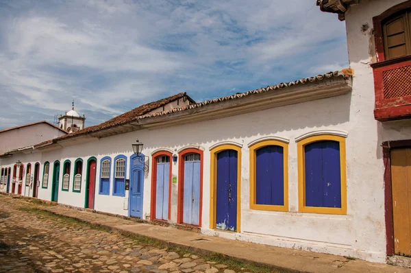 Overview of cobblestone street with old houses under blue cloudy sky in Paraty — Stock Photo, Image