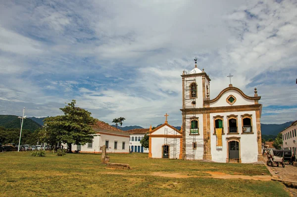 Overzicht van geplaveide straat met oude kerk en vervoer in Paraty — Stockfoto