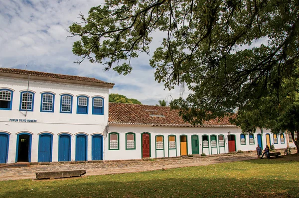 Visão geral da rua de paralelepípedos com casas antigas e árvore grande em Paraty — Fotografia de Stock