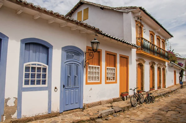 Vista del callejón empedrado con coloridas casas antiguas y bicicletas en Paraty — Foto de Stock