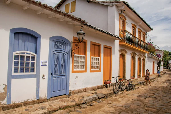 Callejón de adoquines con coloridas casas antiguas y mujer en Paraty — Foto de Stock