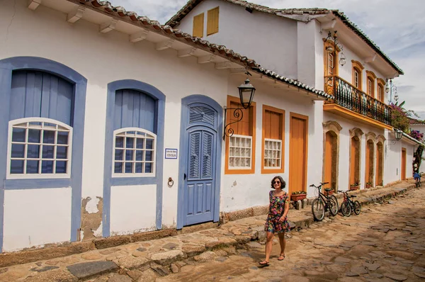 Callejón de adoquines con coloridas casas antiguas y mujer en Paraty —  Fotos de Stock