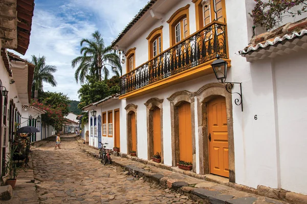 Iew of cobblestone alley with old colorful houses, vegetation and bicycle in Paraty — Stock Photo, Image