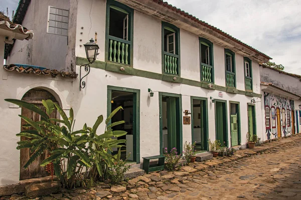 Vista del callejón empedrado con antiguas casas de colores y vegetación en Paraty — Foto de Stock