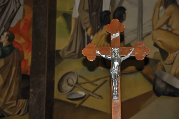 Close-up de cruz com a imagem de Jesus Cristo na igreja Santuario das Almas, em Niterói — Fotografia de Stock