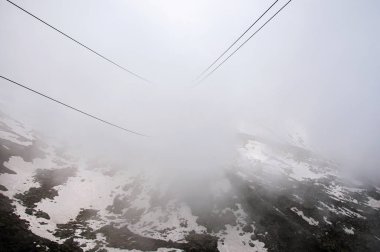 Teleferik kabloları görünümünü Aiguille du Midi, French Alps kadar yol üzerinde