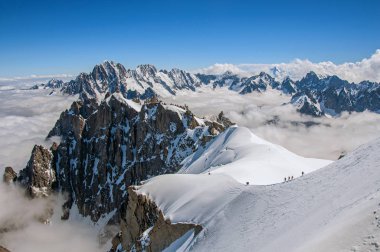 Karlı zirveleri ve dağcıların Aiguille du Midi, French Alps gelen görünümü 