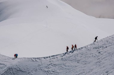 Fransız Alpleri'nde Aiguille du Midi üzerinden dağcılardan görünümü 