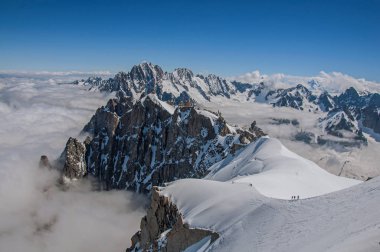 Karlı zirveleri ve dağcıların Aiguille du Midi, French Alps gelen görünümü