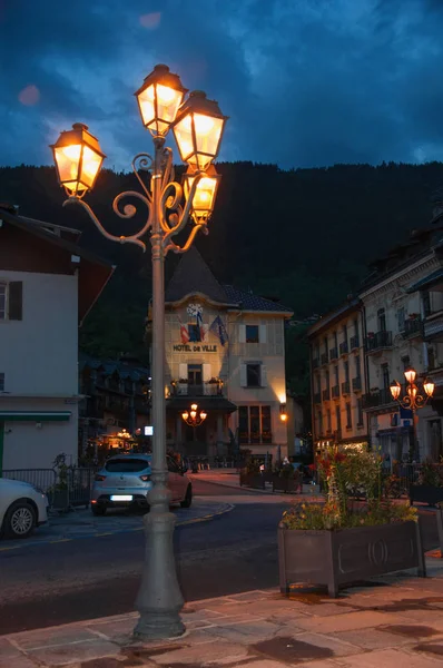 Night view of city hall and street with lamp in Saint-Gervais-Les-Bains — Stock Photo, Image