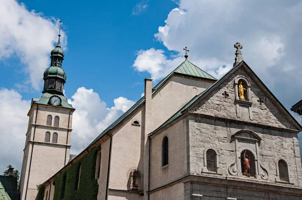 Primer plano de la iglesia de San Juan Bautista y campanario en Megeve, Alpes franceses —  Fotos de Stock