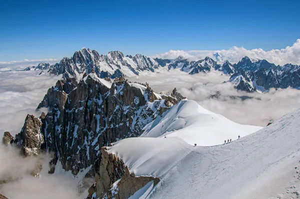 Widok na ośnieżone szczyty i górale z Aiguille du Midi, w Alpy Francuskie — Zdjęcie stockowe