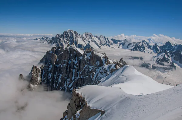 Widok na ośnieżone szczyty i górale z Aiguille du Midi, w Alpy Francuskie — Zdjęcie stockowe