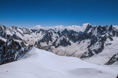 Fransız Alpleri'nde Aiguille du Midi üzerinden karlı zirveleri görünümünü