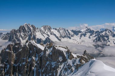 Fransız Alpleri'nde Aiguille du Midi üzerinden karlı zirveleri görünümünü