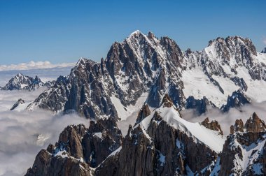 Karlı dorukları yakın çekim, Fransız Alpleri'nde Aiguille du Midi üzerinden görüntüleme