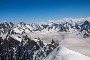 Fransız Alpleri'nde Aiguille du Midi üzerinden karlı zirveleri görünümünü