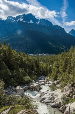 Argentiere buzul creek, köy ve karlı dağlar, Fransız Alpleri ile ormanda