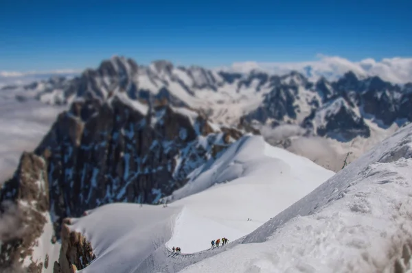 雪のピークとエギーユ デュ ミディ、フランス アルプスの登山観 — ストック写真