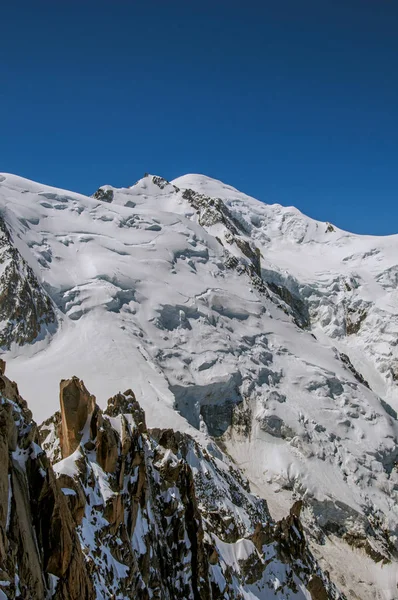 Widok na Mont Blanc i skały z Aiguille du Midi, w Alpy Francuskie — Zdjęcie stockowe