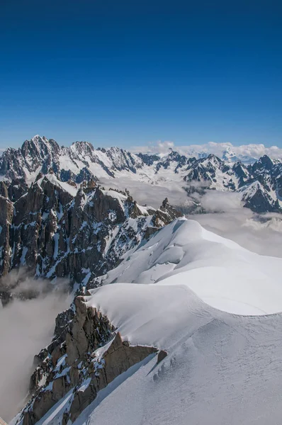 Widok na ośnieżone szczyty od Aiguille du Midi, w Alpy Francuskie — Zdjęcie stockowe