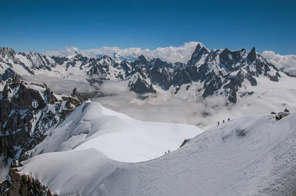 Widok na ośnieżone szczyty i górale z Aiguille du Midi, w Alpy Francuskie — Zdjęcie stockowe