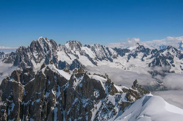 Widok na ośnieżone szczyty od Aiguille du Midi, w Alpy Francuskie — Zdjęcie stockowe