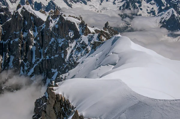 Veduta delle cime innevate dell'Aiguille du Midi, nelle Alpi francesi — Foto Stock