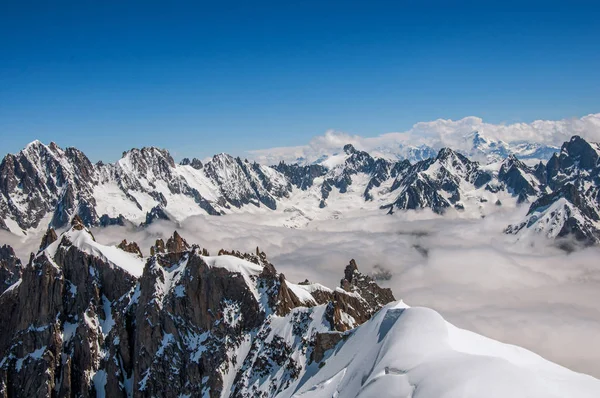 Widok na ośnieżone szczyty od Aiguille du Midi, w Alpy Francuskie — Zdjęcie stockowe