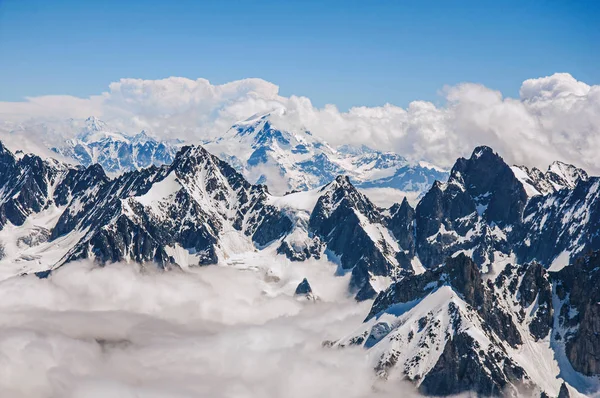 Detailní záběr na zasněženém, výhled z Aiguille du Midi ve francouzských Alpách — Stock fotografie