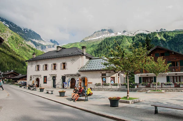 Village center with houses and alpine landscape in Argentiere — Stock Photo, Image