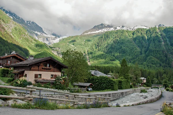 Utsikt över creek, hus och alplandskap i den franska byn av Argentiere — Stockfoto