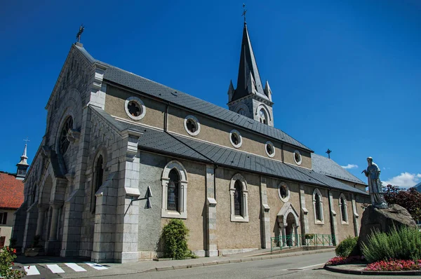 Kyrkan och skulptur i den byn av Thorens-Glieres — Stockfoto