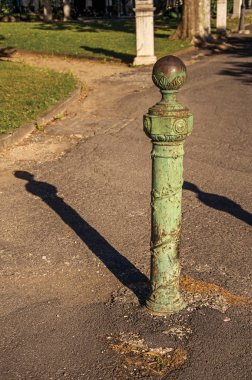 Villa Borghese Gardens demir kutbunda güneşin Roma Close-up