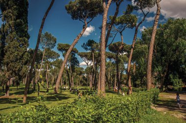 Villa Borghese parkının insanlarda Roma'da görünümü güneşli bir günde