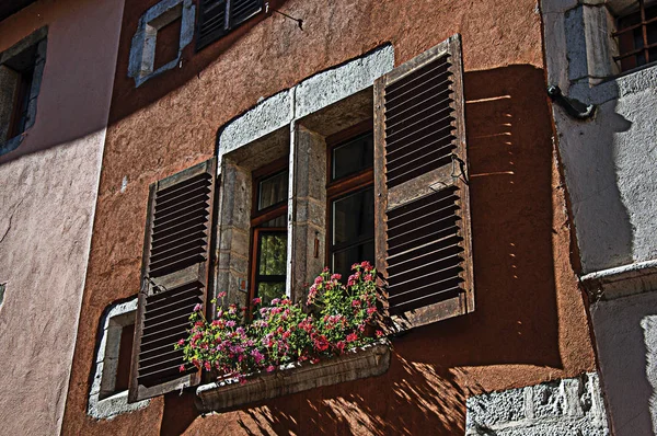 Window and flowers in an old building at the historical city center of Annecy. — Stock Photo, Image