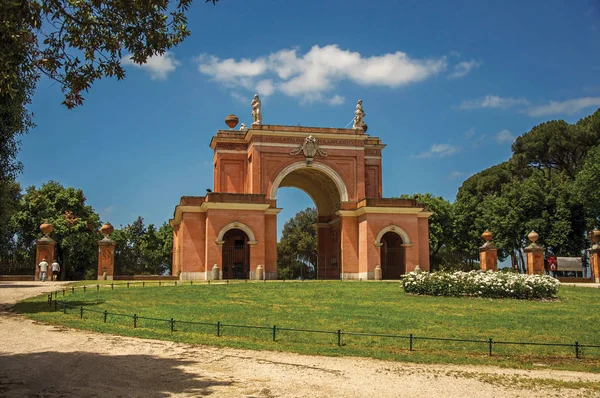 Roma'da güneşli bir Villa Pamphili Park tiyatroda alışılmadık cephe görünümü