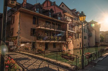Köprü ve eski bina kanal batımında, Annecy için yapılan karşı karşıya.