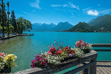 Lake Annecy, Talloires köy içinde çiçekler ile Pier.