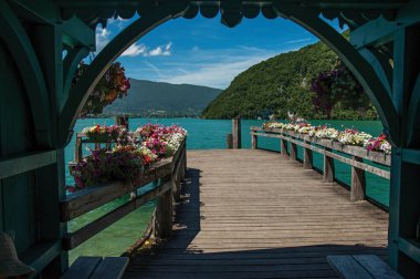 Lake Annecy, Talloires köy içinde çiçekler ile Pier.