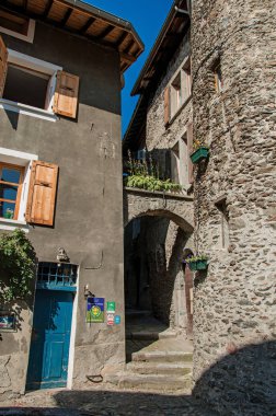 Sokak arch ve Binalar, şehir merkezinde Conflans Ortaçağ Hamlet ile